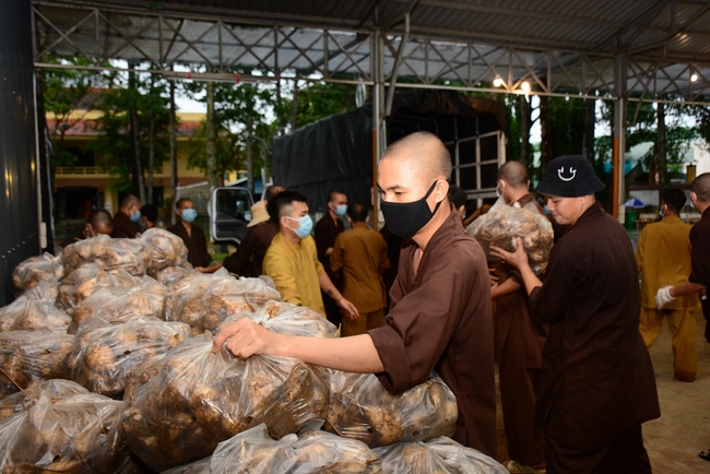 Chùa Hoằng Pháp: Tiếp tục hỗ trợ người dân khó khăn trong đại dịch Covid (đợt 8)
